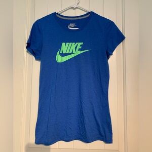 #146 Women’s EUC Nike Blue Slim Fit Tee with lime green logo size Medium